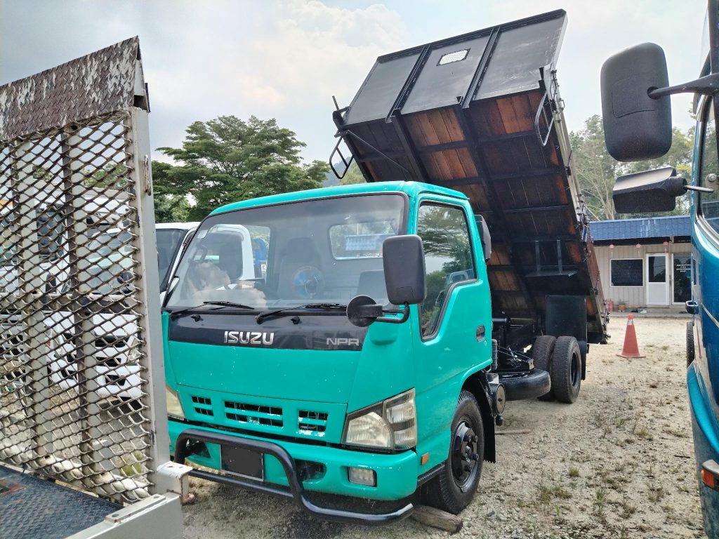 Isuzu NPR71 Tipper